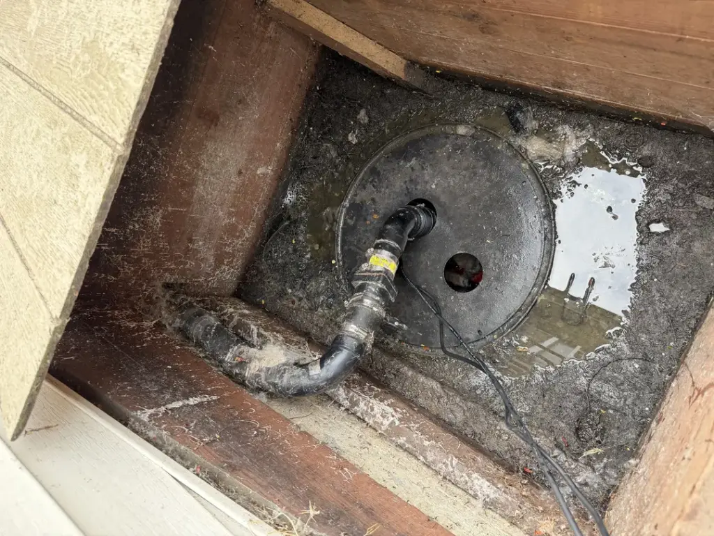 Sump pump in a dirty pit